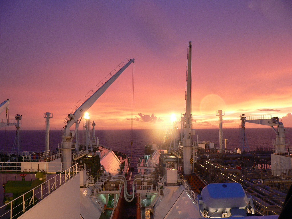 Däcket på ett LNG-fartyg i solnedgång