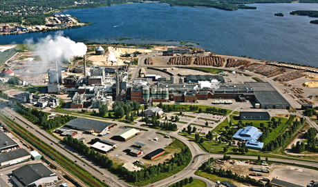 Flygbild över Smurfit Kappa Kraftliners fabriksområde i Piteå