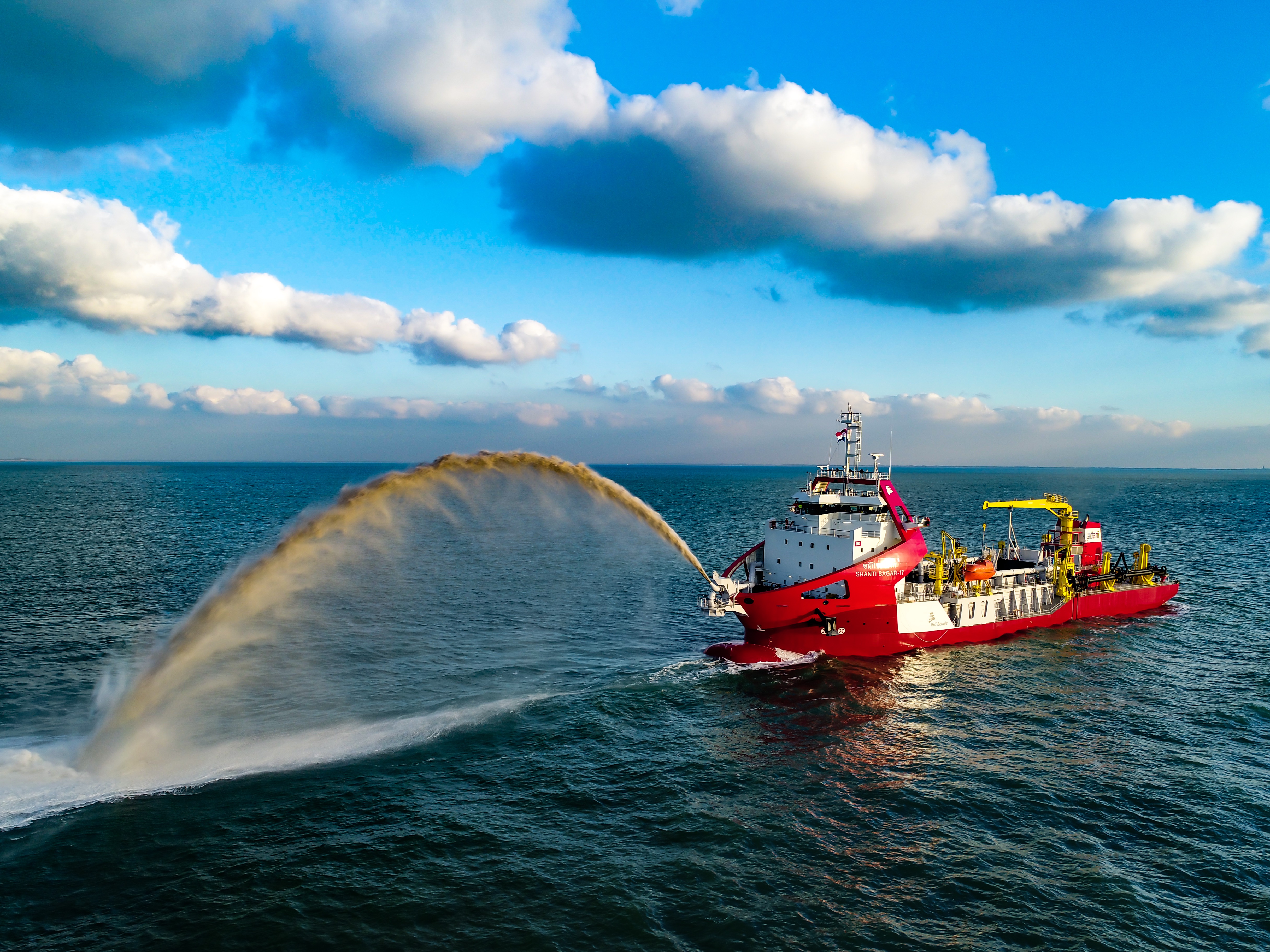 Fartyg i drift ute på havet